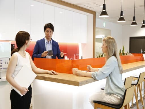 共用部_ビジネスラウンジ。仕事合間の休憩にも利用できる共用スペースです。