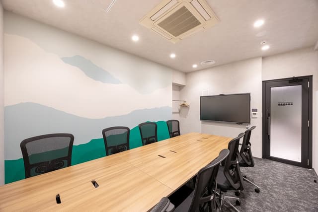 カメラ・マイク・スピーカー・タッチパネルを備えたオールインワンタイプの65インチのミーティングボード(MAXHUB)を設置。