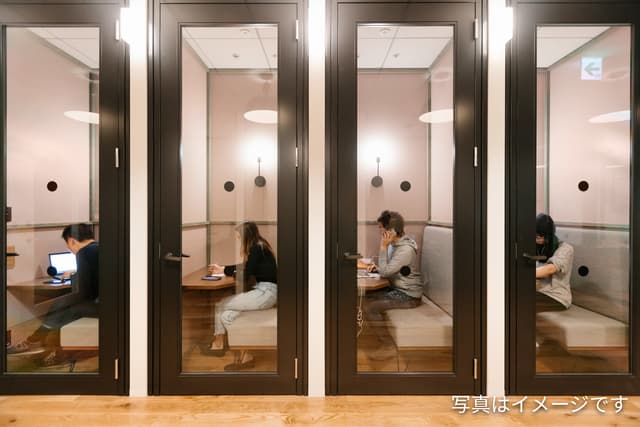 共用部_フォンブース。予約不要で気軽にご利用いただくる電話ブースを数多くご用意しています。@WeWork ※画像はイメージです。