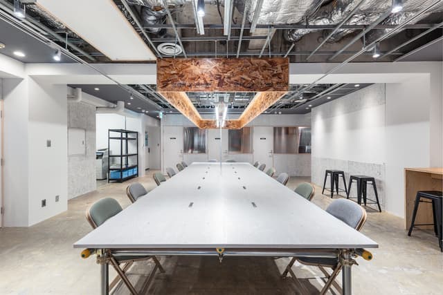 フリーアドレス_各席にコンセントが設備されているので長時間でも快適にご利用いただけます