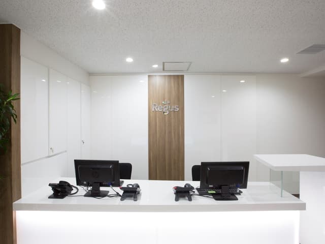 外観_受付。荷物の受け取りや秘書サービス、電話の取次ぎなど、様々なサービスが揃っています。