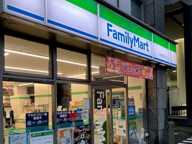 近隣のコンビニ_ファミリーマート 水道橋東口店 (徒歩1分)