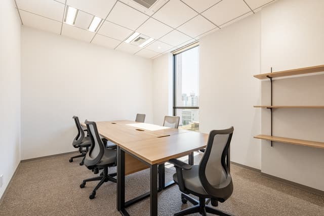 5名用個室。家具付きです。©bizcomfort