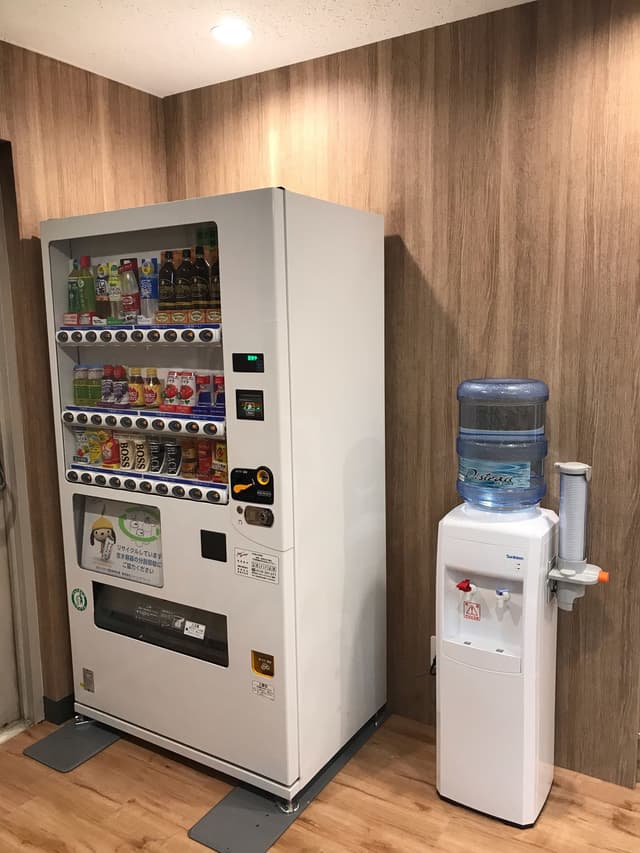 その他_自販機やウォーターサーバーなどが用意されています