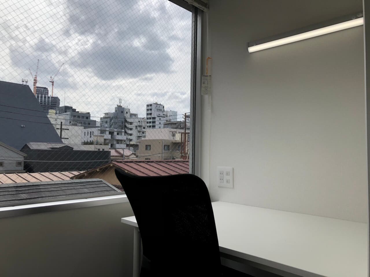 個室_窓付きのお部屋からは港区の景色を眺めることが出来ます。