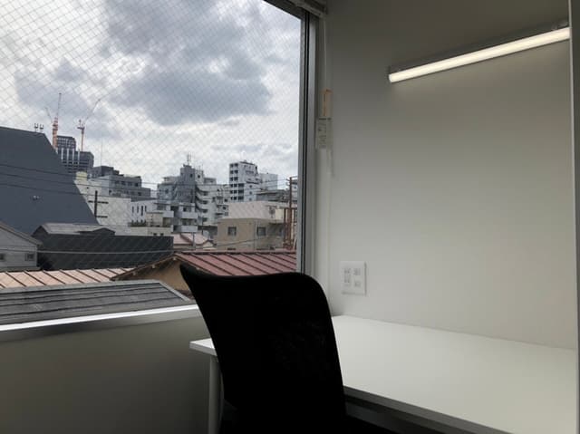 個室_窓付きのお部屋からは港区の景色を眺めることが出来ます。