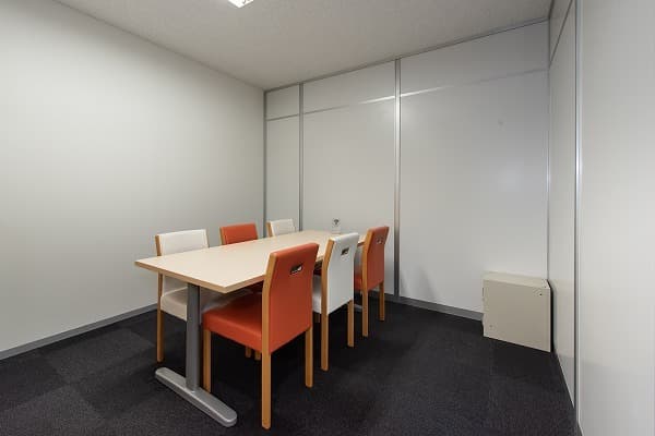 少人数(最大6名)での会議や打ち合わせなどの際にお使いいただけます。
