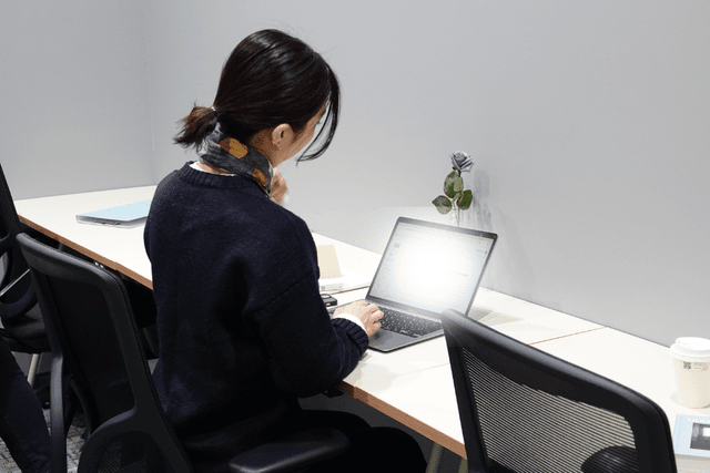 専有部_個室。営業時間内は指定のセキュリティカードで自由に出入りできます。