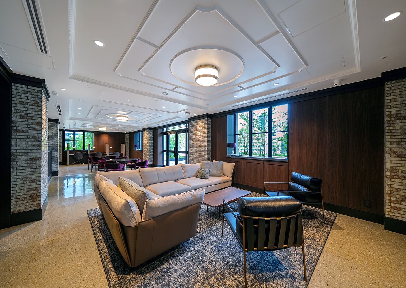 オフィスワーカー専用ラウンジ。ソファ席に加え、ちょっとした作業ができるソロワークスペースもあります。