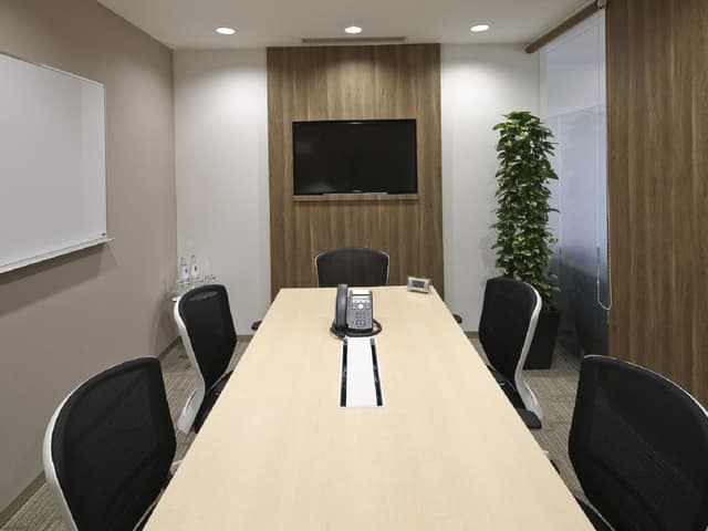 共用部_会議室。完全個室の会議室となっており、プライバシーが確保された空間となっています。