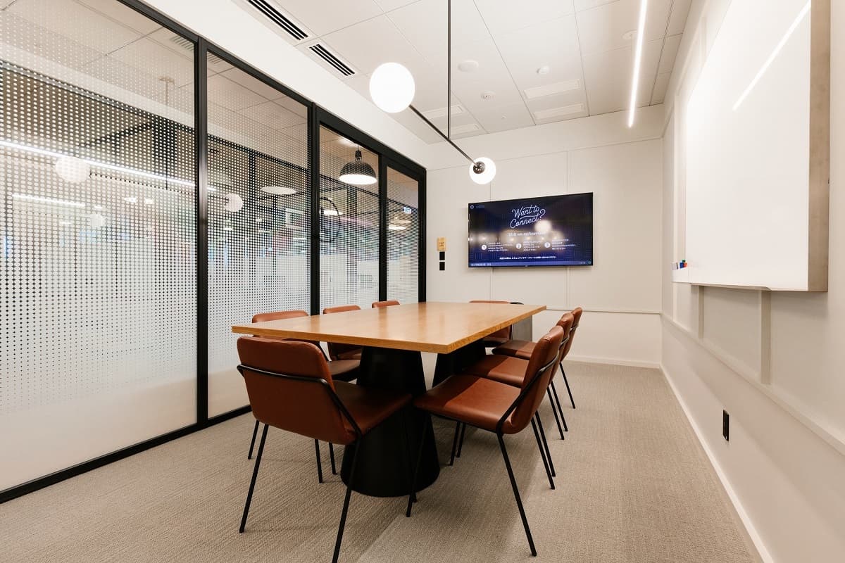 共用部_会議室。打合せや来客など様々な用途に活用できます。©WeWork ※写真はイメージです。