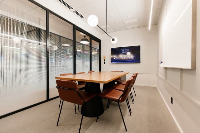 共用部_会議室。打合せや来客など様々な用途に活用できます。©WeWork ※写真はイメージです。