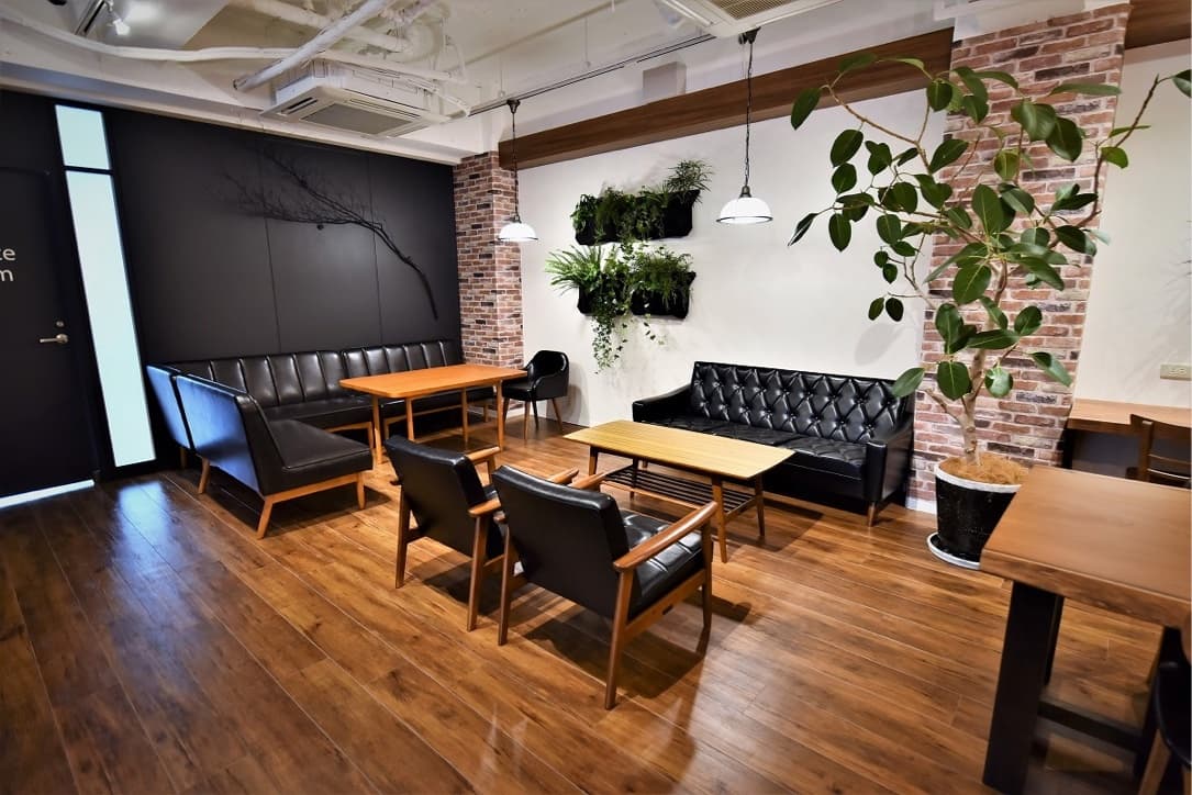 ソファスペース_開放的な空間はモチベーションが上がります。