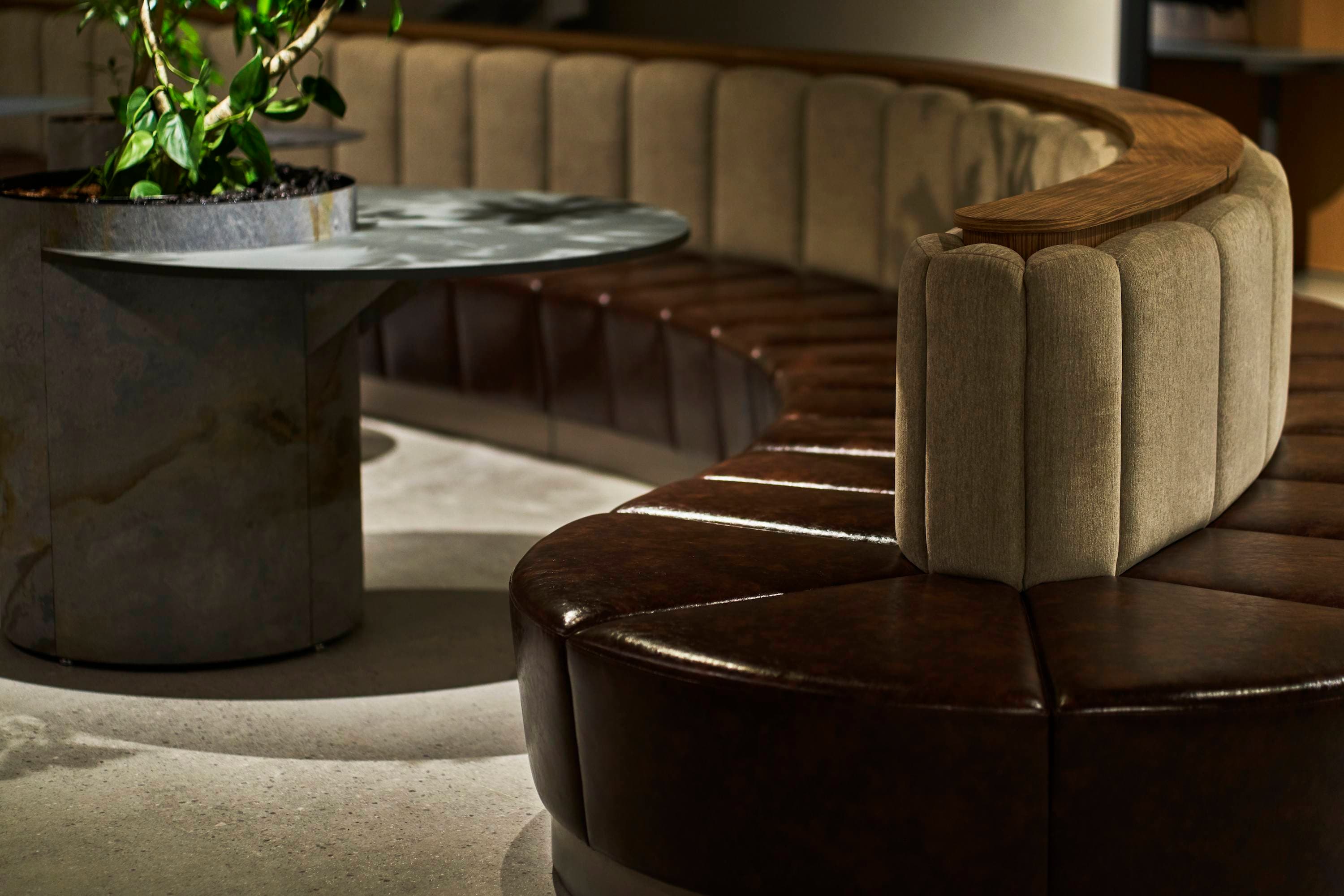 ラウンジ_高級感のあるソファー席はご商談の際に好印象です