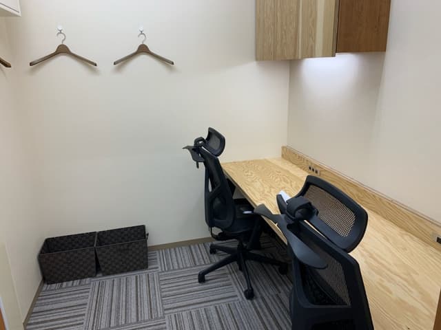 個室_お部屋はシンプルかつスタイリッシュな内装となっています。