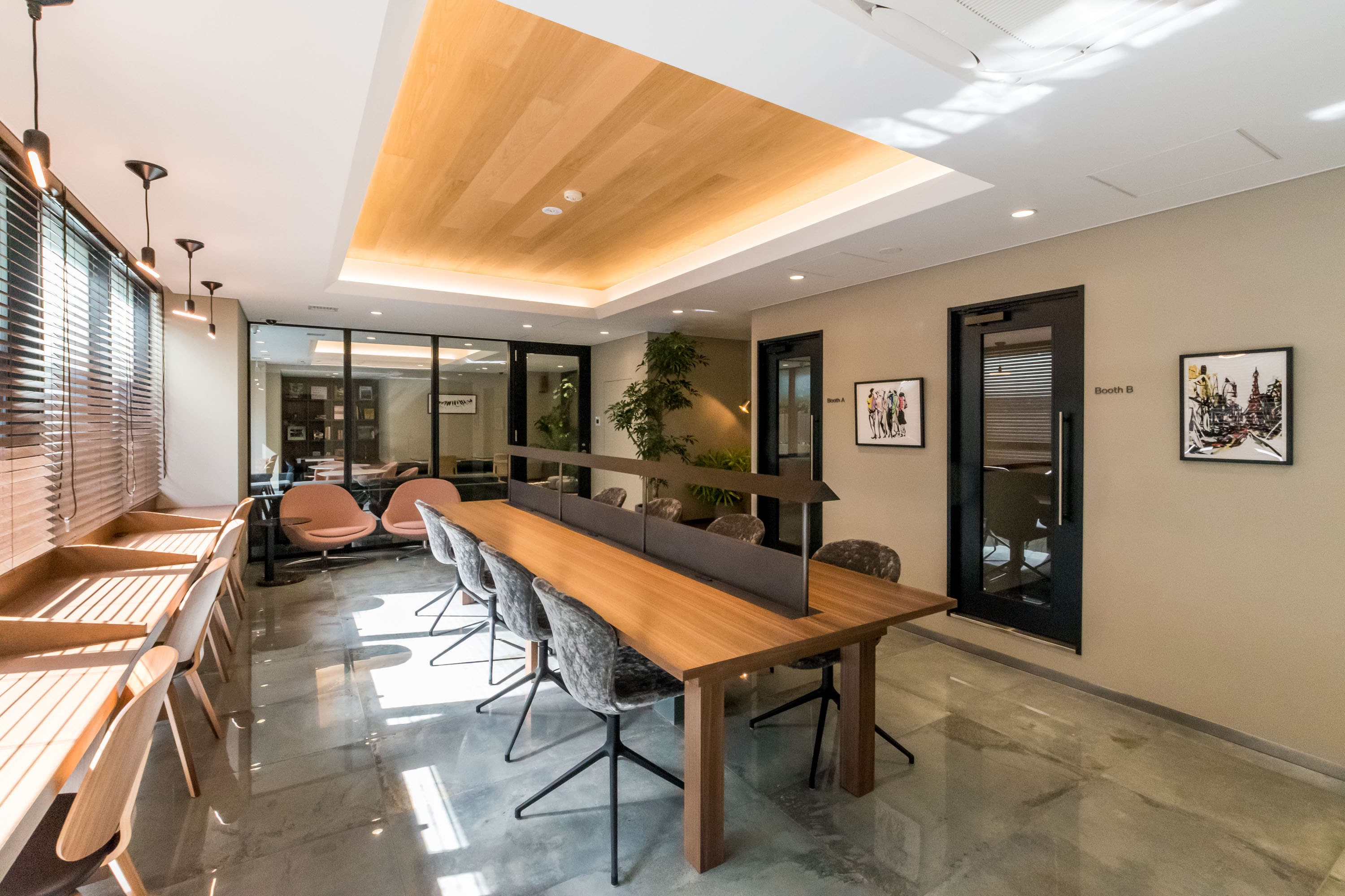 共用部_WORK LOUNGE。有料のオプションスペースです。会議室や完全個室ブースが設けられています。