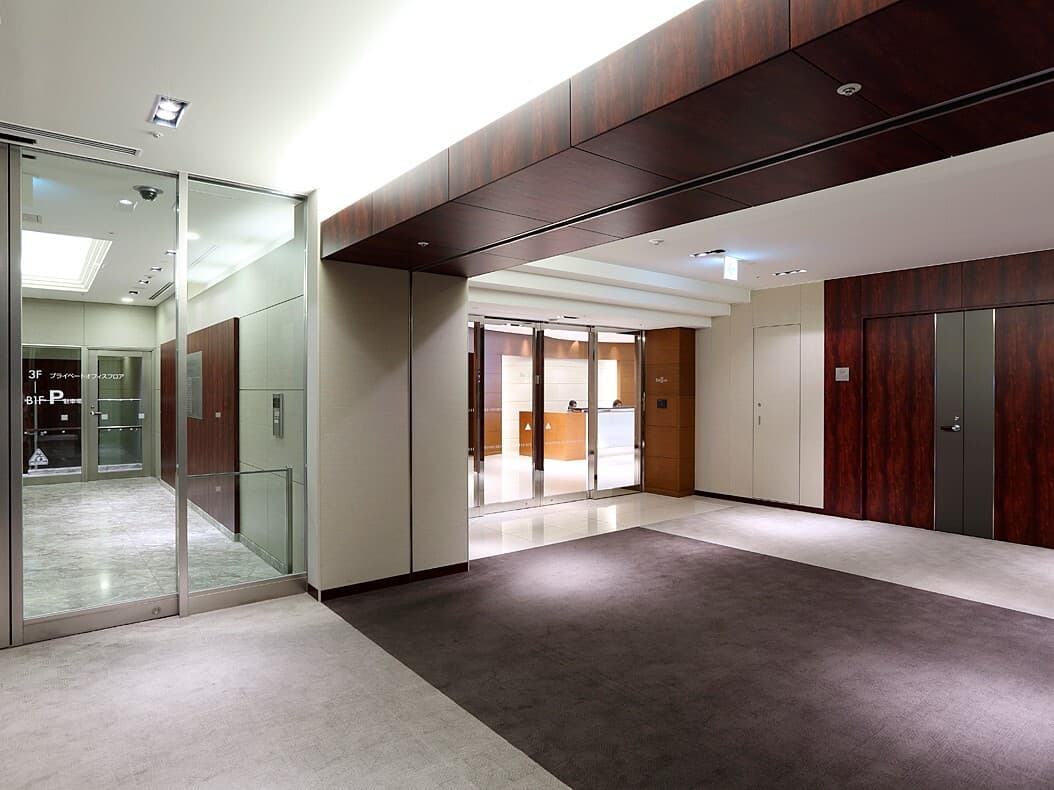 外観_エントランス。高級感があり、ご来場の方を心地よく中へ導いてくれます。