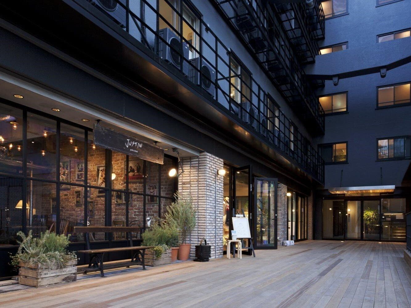 外観_エントランス。セキュリティシステムを導入しています。