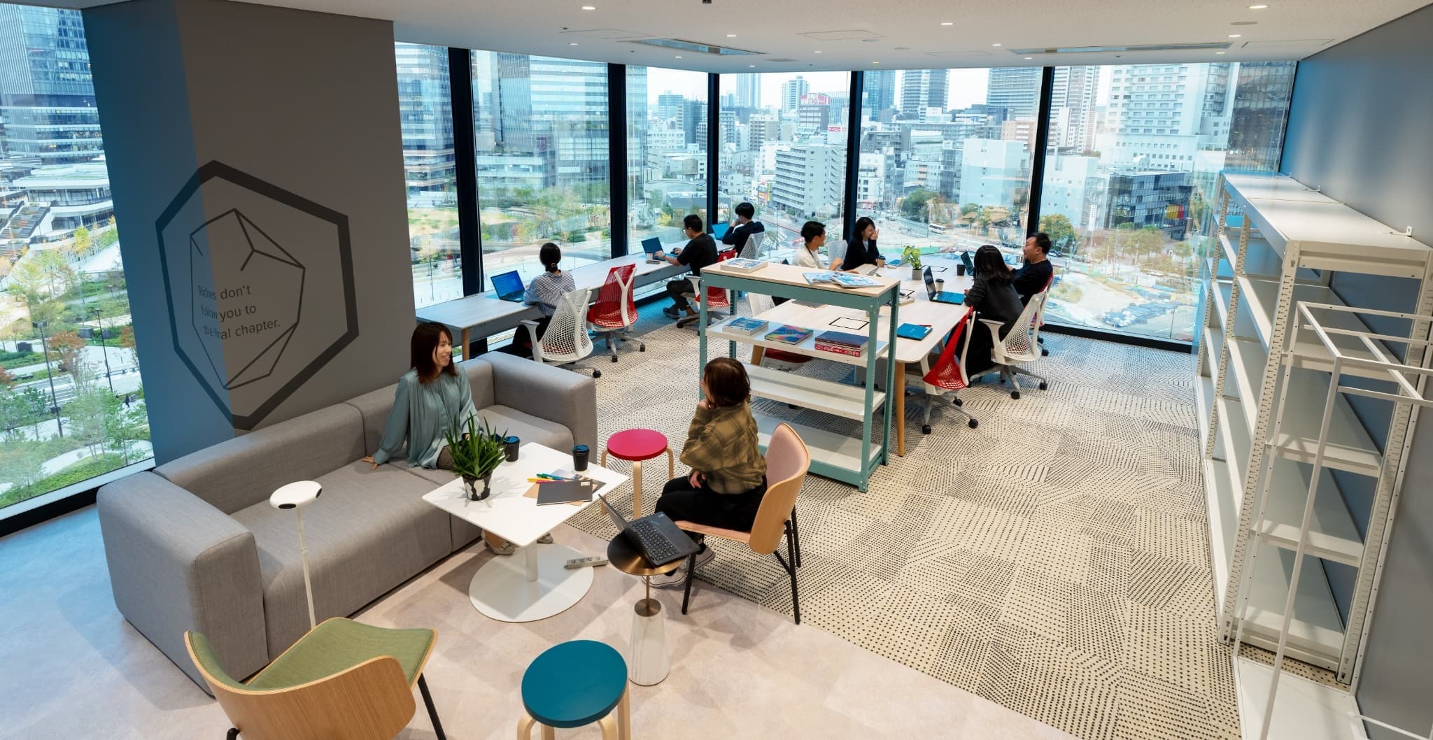 JAM-STUDIO 専有部内。全部屋に執務スペースの他に打合せエリアを設けており、ゆとりある空間となっております。