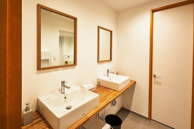 設備_トイレです。白を基調とした内装からは清潔感が感じられます。