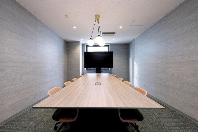 共用部_会議室。最大10人でご利用可能な会議室が用意されており、外部からお客様を招いての商談等でご利用いただけます。