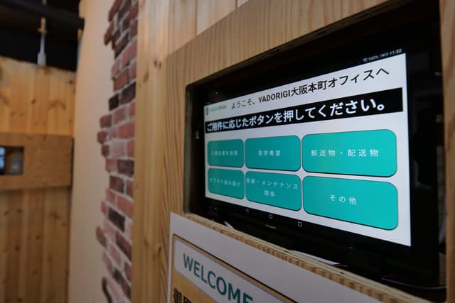 エントランス_顔認証のオリジナルロックシステムを採用、両手が塞がっていてもスムーズな入退室が可能です