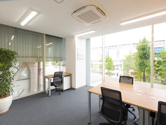 個室_窓面積を大きくすることで開放感を創出しています。