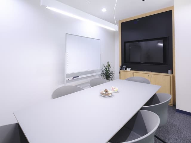 共用部_会議室。個室仕様となっており、お客様を招いての商談の際にもご利用になれます。
