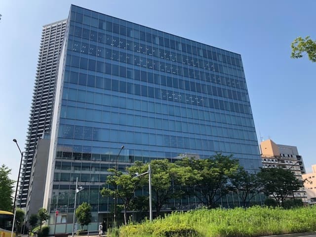 外観_ガラス張りの眩しいハイグレードビルです