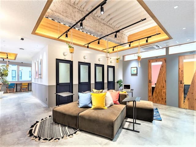 共用部_フリーデスク。フリーデスクは休憩・作業と様々な用途で利用できます。