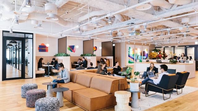 共有部_オープンスペース。仕事へのモチベーションが上がるハイデザインなワークスペースです。©WeWork※写真はイメージです。
