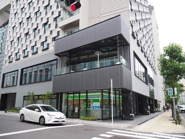 近隣のコンビニ_ファミリーマート ザロイヤルパークキャンバス大阪店 (徒歩2分)