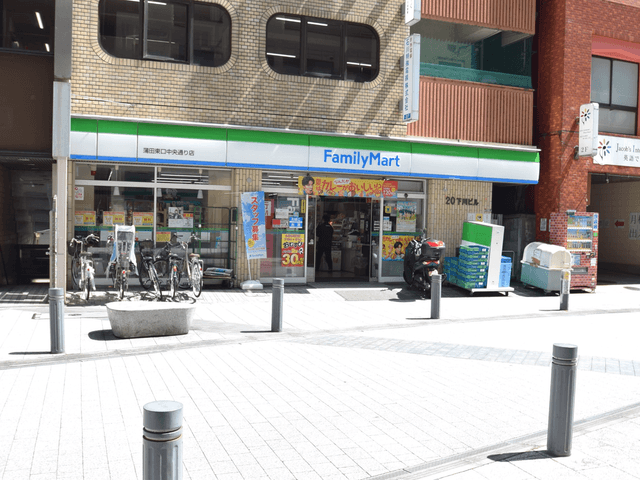 近隣のコンビニ_ファミリーマート蒲田駅前店(徒歩6分)