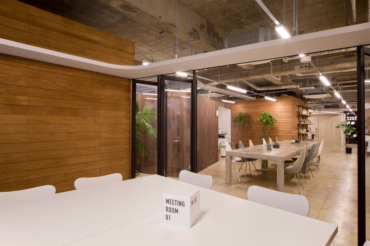 共有部_会議室。1日2時間まで無料で利用できます。