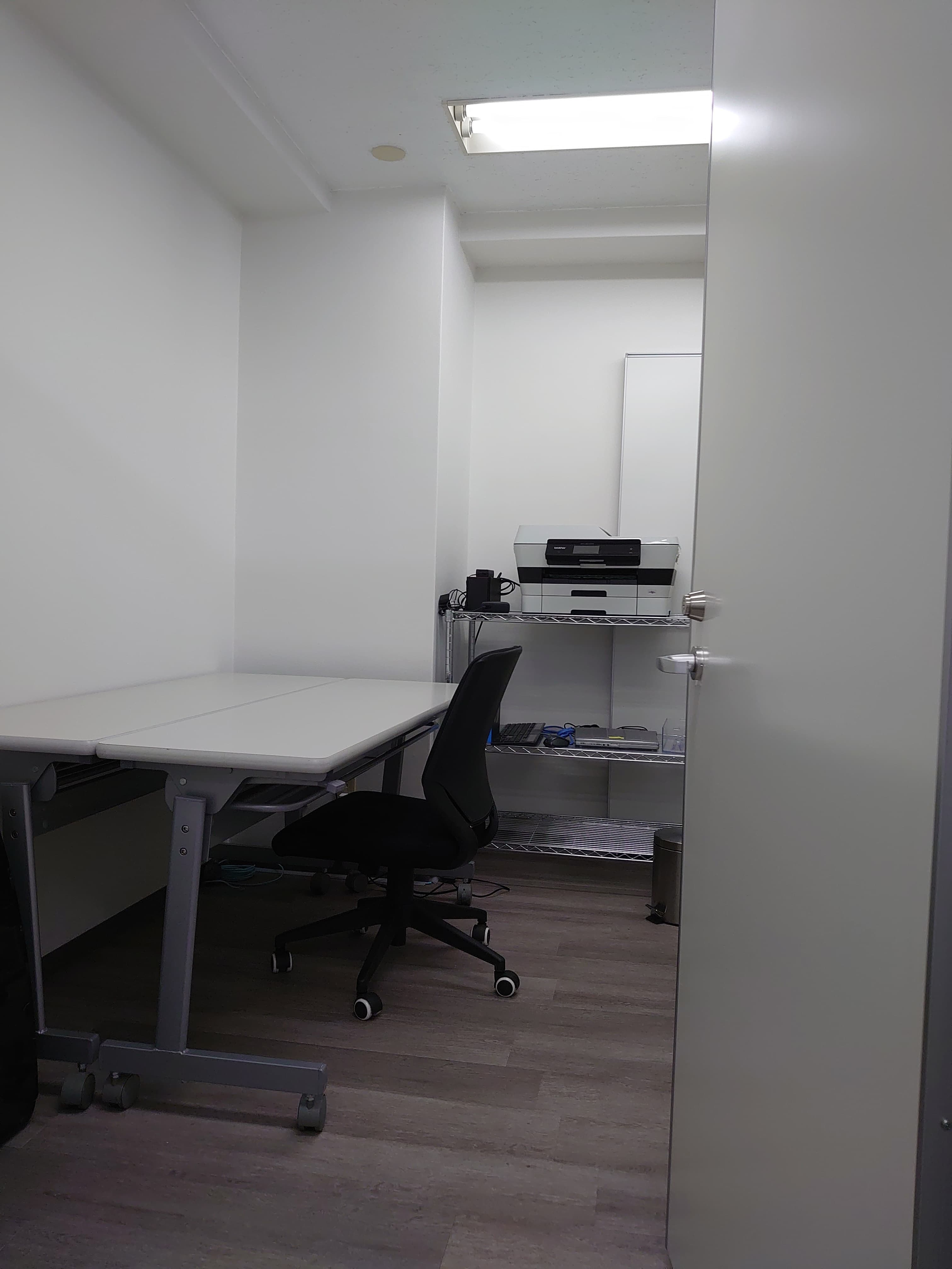 個室(約5㎡)あなただけの個室で集中して作業することができます。各部屋に鍵がついているため、セキュリティ面も安心です。