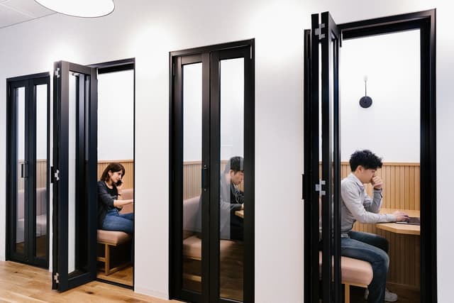 その他_電話。周囲を気にせず通話ができる防音ブースを完備しています。©WeWork※画像はイメージです。