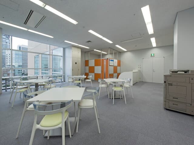 共用部_オープンラウンジ。お客様を招いての利用に適したスペースで、1日3時間まで無料で使えます。