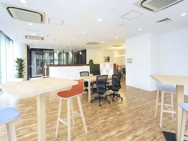 共用部_ビジネスラウンジ。自然光が差し込む開放的な空間となっています。