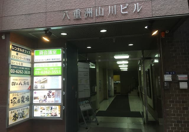 エントランス_オフィスのある6階にはエレベーターをご利用いただけます。