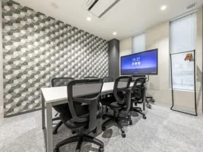 共有部_会議室。150円/15分で利用できます。個室会員は月5時間まで無料です。 ©BIZcomfort