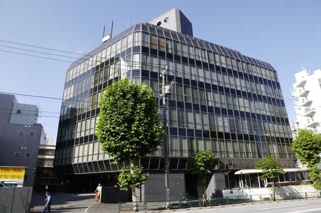 外観_四方がガラス張りのビルです。