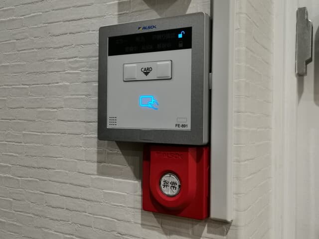 設備_セキュリティロック。入退出にはカードキーを利用できます。