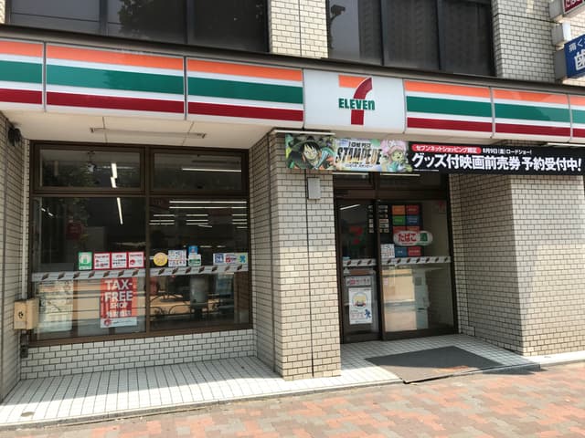周辺のコンビニ_駅からオフィスまでの道にあります。オフィスからは徒歩1分。