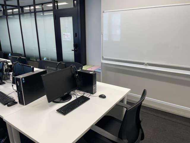 専有部_ 個室。机や椅子の他に機材も揃っている状態での入居が可能です。