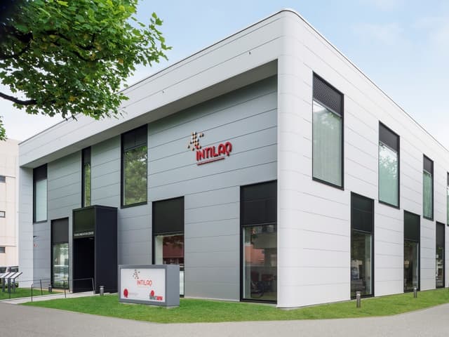 外観_センター外観。地下鉄卸町駅から徒歩5分でアクセス良好です。