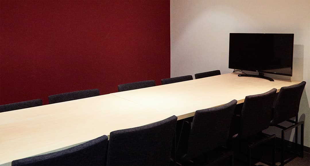 会議室_会議室は大(10名まで)、小(4名まで)の2つをご用意しています。モニター、ホワイトボード、電源プラグ、wi-fiなど効率的に会議が進められる道具をご用意しています。©DIGIMA BASE