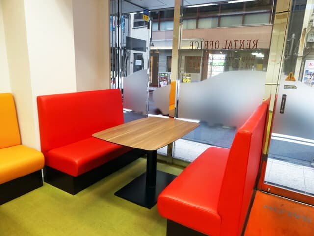 オープンラウンジ。1階のオープンラウンジは3時間まで無料でご利用いただけます。