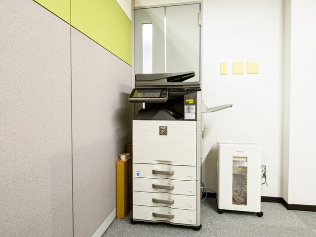 設備_複合機。共用の設備として複合機の利用(有料)が可能です。
