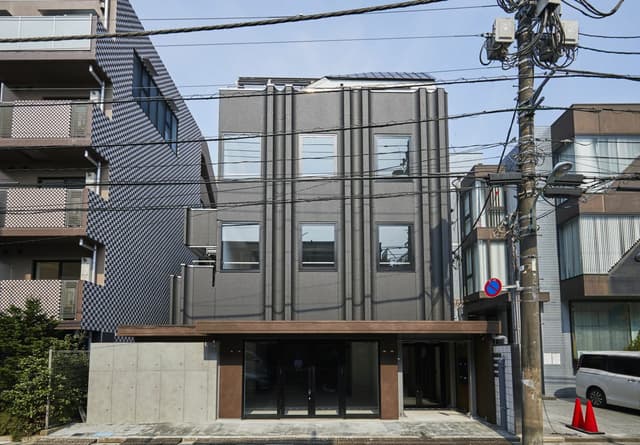 外観_北参道駅から徒歩4分に位置しています。