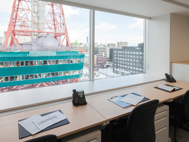 個室_オフィスイメージ_オフィスからさっぽろテレビ塔も見えます。©︎Regus